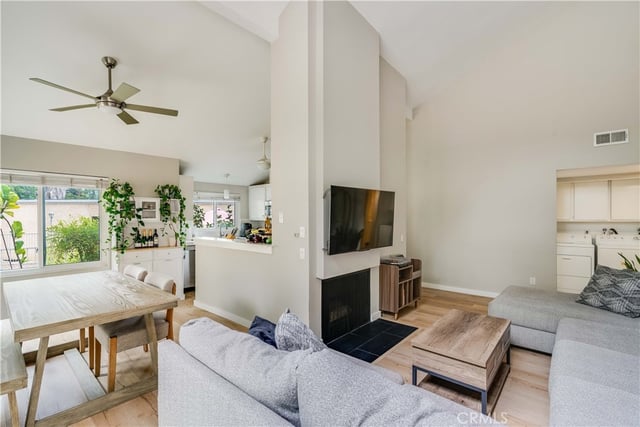 6300 Shoup Avenue 2, Woodland Hills, CA 91367 — photo 5 of 23