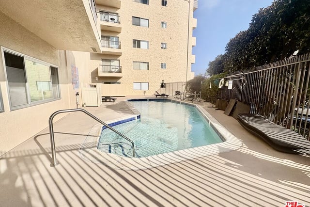 622 S Barrington Avenue 408, Los Angeles, CA 90049 — photo 11 of 28