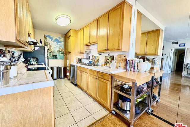 622 S Barrington Avenue 408, Los Angeles, CA 90049 — photo 7 of 28