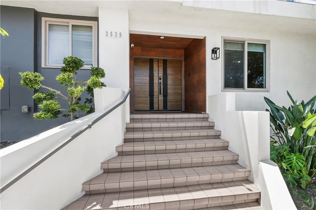 3539 Alana Drive, Sherman Oaks, CA 91403 — photo 2 of 38