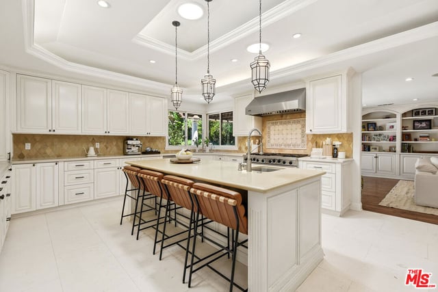 4050 Hayvenhurst Drive, Encino, CA 91436 — photo 10 of 42