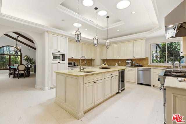 4050 Hayvenhurst Drive, Encino, CA 91436 — photo 11 of 42