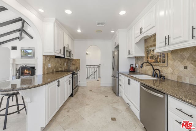 567 Lone Oak Drive, Thousand Oaks, CA 91362 — photo 9 of 23