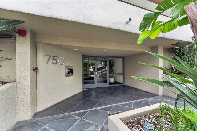 750 N Kings 114, West Hollywood, CA 90069 — photo 4 of 33