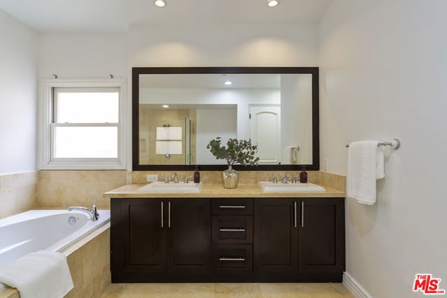 5057 Maplewood Avenue 202, Los Angeles, CA 90004 — photo 8 of 15