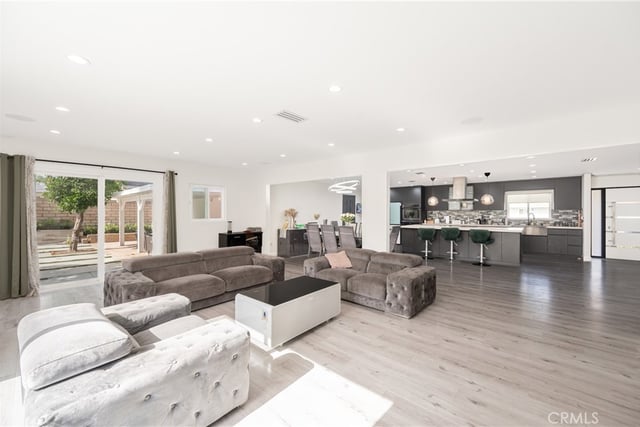 10111 Oso Avenue, Chatsworth, CA 91311 — photo 11 of 33
