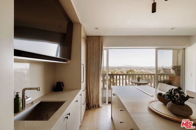 999 N Doheny Drive 807, West Hollywood, CA 90069 — photo 4 of 17