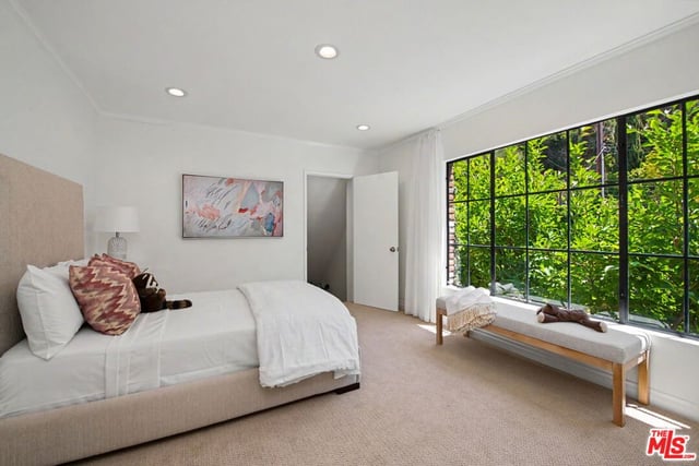 2411 Benedict Canyon Drive, Beverly Hills, CA 90210 — photo 37 of 51