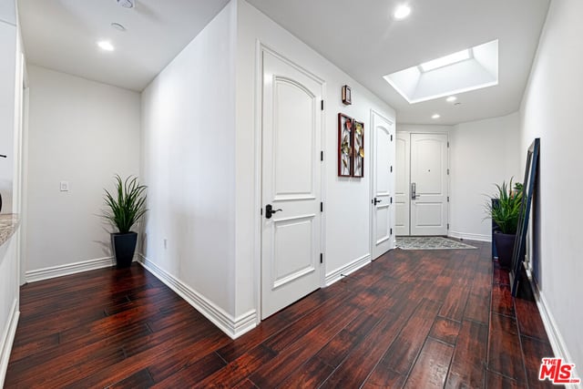 5057 Maplewood Avenue PH4, Los Angeles, CA 90004 — photo 4 of 35