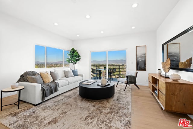 11725 Laurelwood Drive, Studio City, CA 91604 — photo 12 of 35