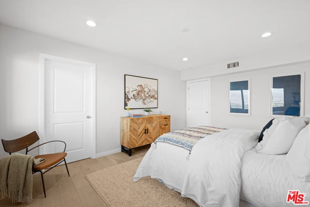 11725 Laurelwood Drive, Studio City, CA 91604 — photo 15 of 35