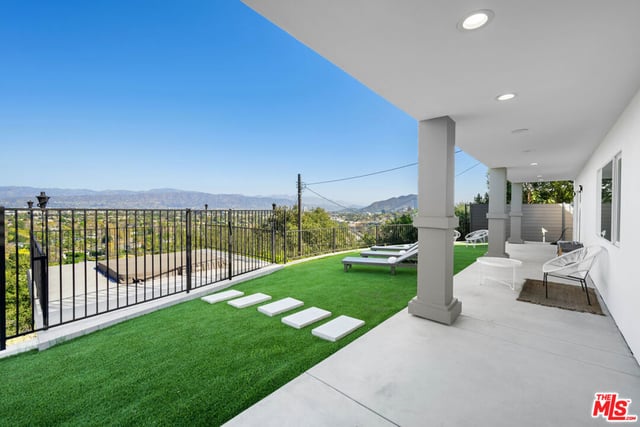 11725 Laurelwood Drive, Studio City, CA 91604 — photo 24 of 35