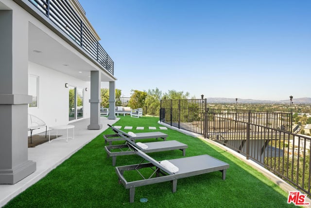 11725 Laurelwood Drive, Studio City, CA 91604 — photo 26 of 35