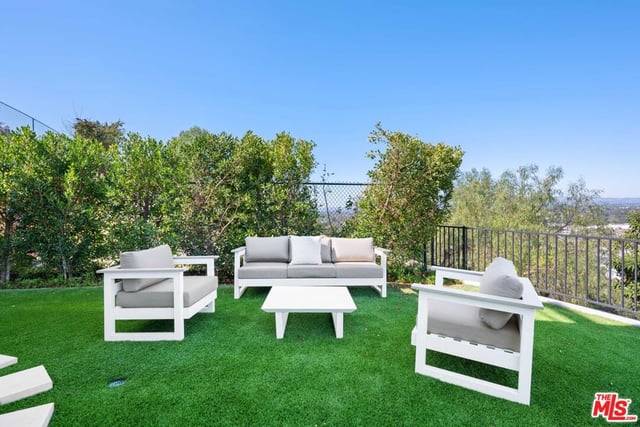 11725 Laurelwood Drive, Studio City, CA 91604 — photo 27 of 35