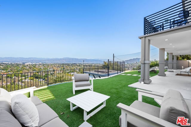 11725 Laurelwood Drive, Studio City, CA 91604 — photo 28 of 35