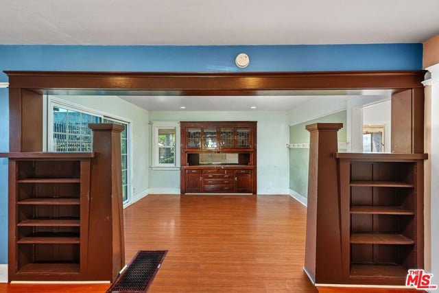 4812 Arlington Avenue, Los Angeles, CA 90043 — photo 6 of 39