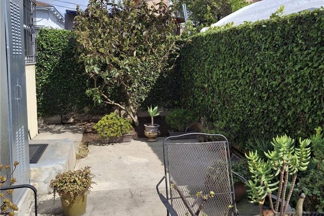 1346 W Century, Los Angeles, CA 90044 — photo 10 of 11