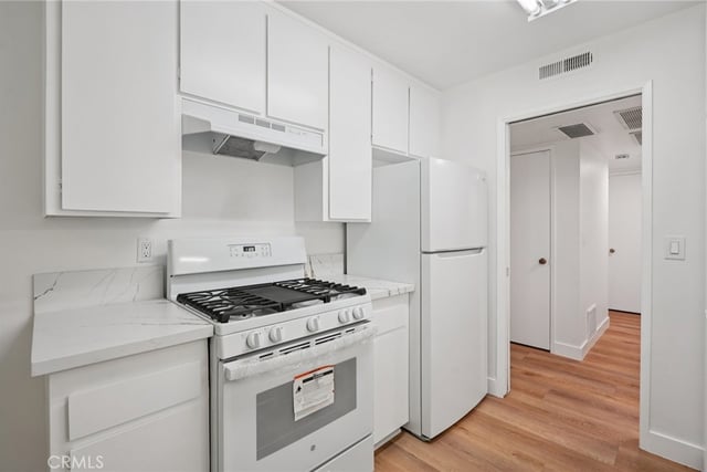 11813 Runnymede Street 27, North Hollywood, CA 91605 — photo 5 of 28