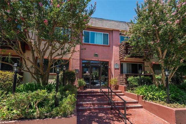 5349 Newcastle 20, Encino, CA 91316 — photo 2 of 25