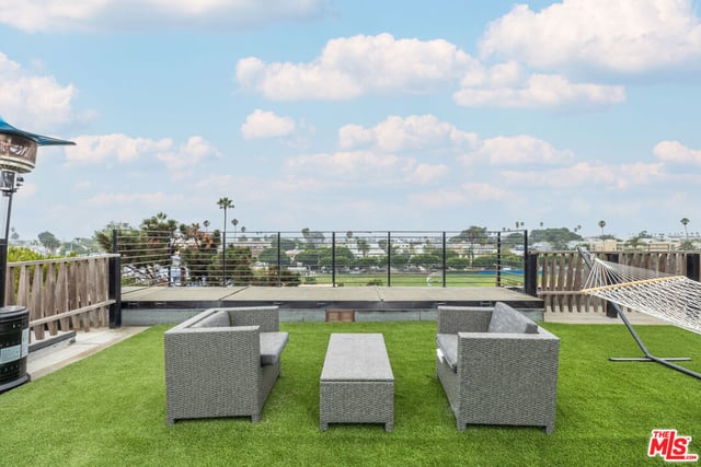 2460 Beverley Avenue, Santa Monica, CA 90405 — photo 3 of 5