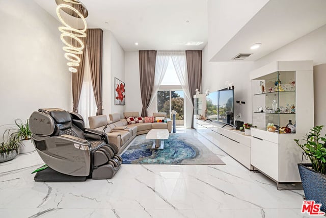 4925 Wilshire Boulevard 302, Los Angeles, CA 90010 — photo 12 of 44