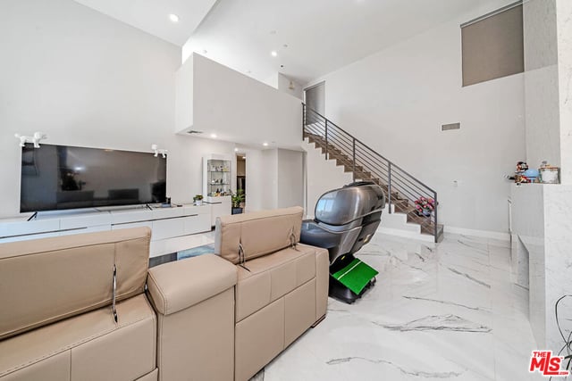 4925 Wilshire Boulevard 302, Los Angeles, CA 90010 — photo 16 of 44