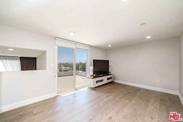4925 Wilshire Boulevard 302, Los Angeles, CA 90010 — photo 28 of 44
