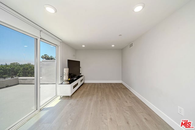 4925 Wilshire Boulevard 302, Los Angeles, CA 90010 — photo 29 of 44