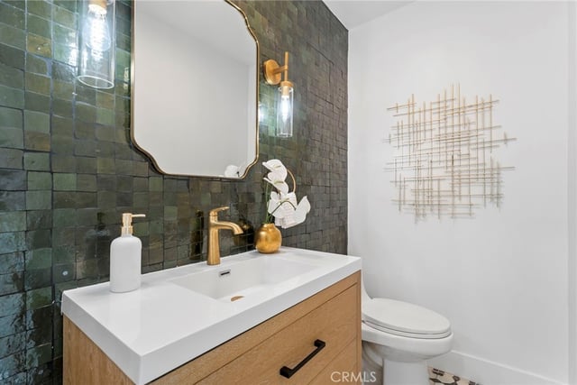 5334 Hillcrest Drive, Los Angeles, CA 90043 — photo 15 of 37