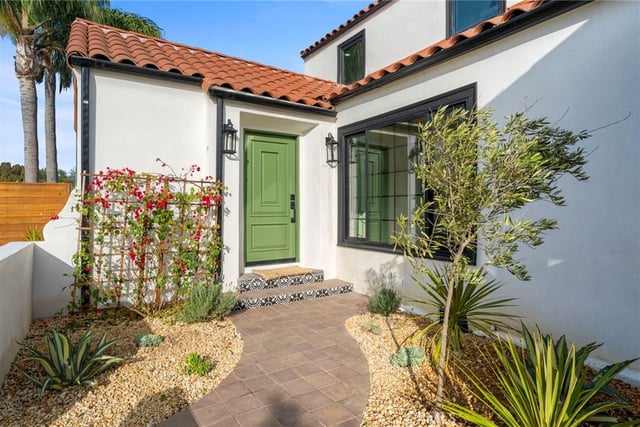 5334 Hillcrest Drive, Los Angeles, CA 90043 — photo 3 of 37