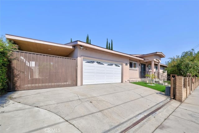 6415 Varna Avenue, Van Nuys, CA 91401 — photo 11 of 57