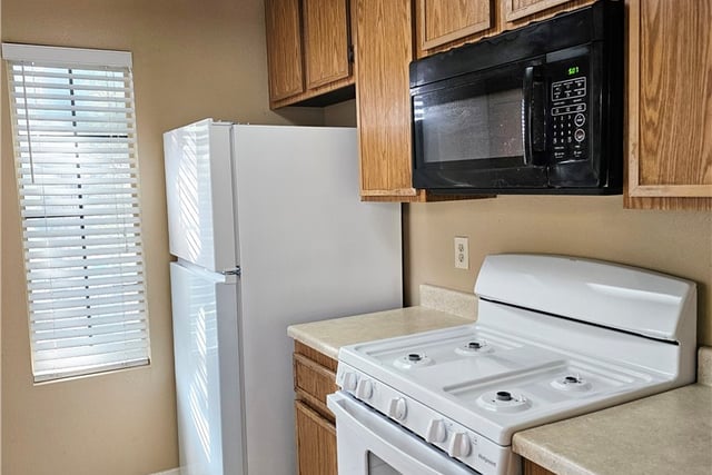 2554 Olive Drive 10, Palmdale, CA 93550 — photo 10 of 23