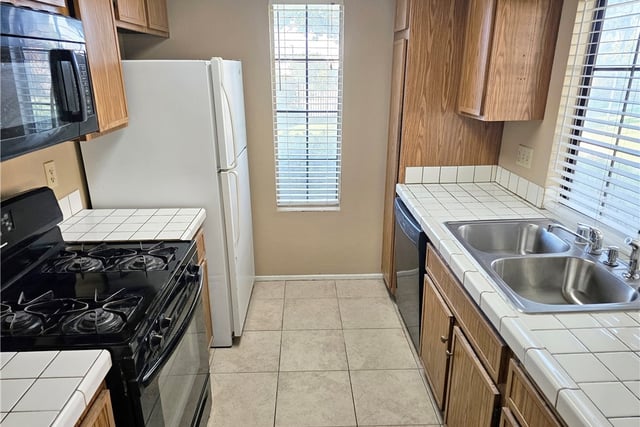 2554 Olive Drive 19, Palmdale, CA 93550 — photo 7 of 24