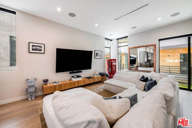 4425 Studio Place, Studio City, CA 91602 — photo 11 of 44