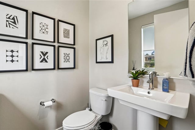 13219 Victory Boulevard, Valley Glen, CA 91401 — photo 10 of 26
