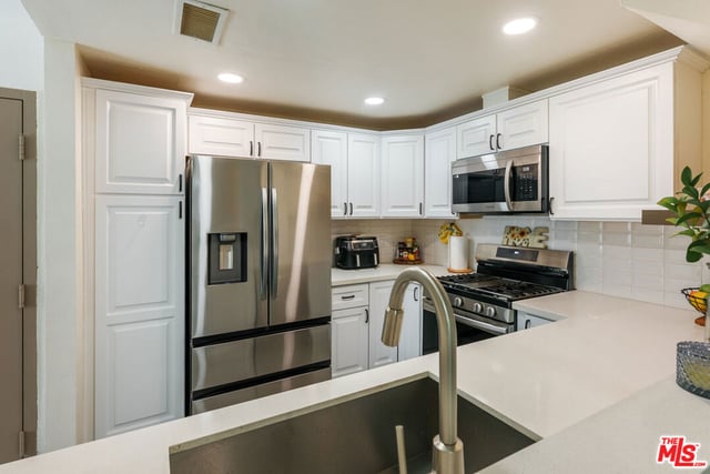 9376 Moonbeam Avenue 9, Panorama City, CA 91402 — photo 7 of 16
