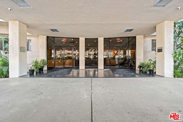 100 S Doheny Drive 512, Los Angeles, CA 90048 — photo 22 of 37