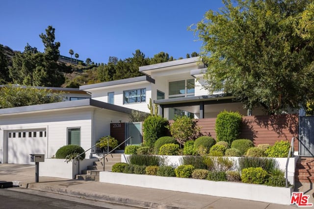 2536 Pesquera Drive, Los Angeles, CA 90049 — photo 2 of 40