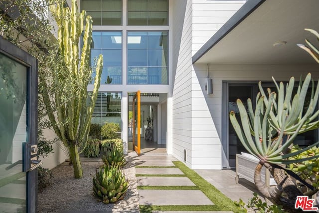 2536 Pesquera Drive, Los Angeles, CA 90049 — photo 3 of 40
