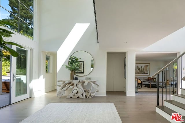 2536 Pesquera Drive, Los Angeles, CA 90049 — photo 8 of 40