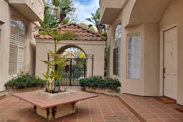 813 N Martel Avenue 2, Los Angeles, CA 90046 — photo 2 of 24