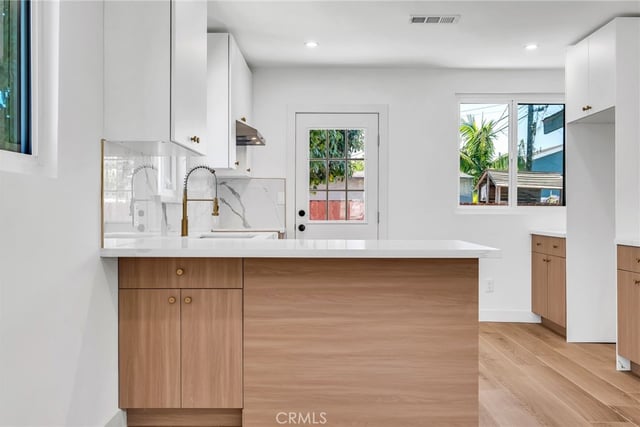 3516 Montclair Street, Los Angeles, CA 90018 — photo 10 of 36