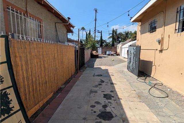 434 W 48th Street, Los Angeles, CA 90037 — photo 3 of 12