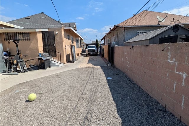 434 W 48th Street, Los Angeles, CA 90037 — photo 4 of 12
