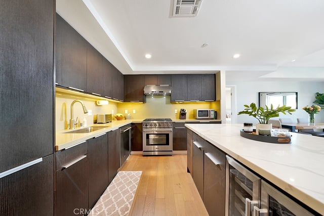 2939 Leeward Avenue 516, Los Angeles, CA 90005 — photo 3 of 37