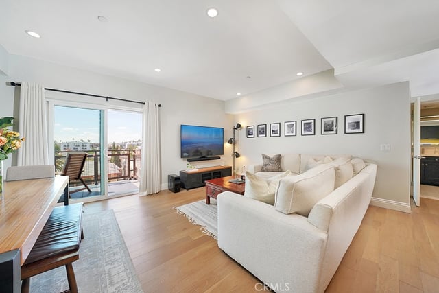 2939 Leeward Avenue 516, Los Angeles, CA 90005 — photo 7 of 37