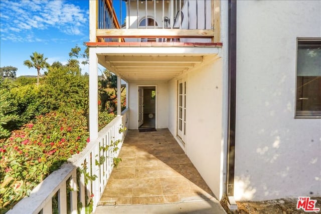 321 N Las Casas Avenue, Pacific Palisades, CA 90272 — photo 11 of 74