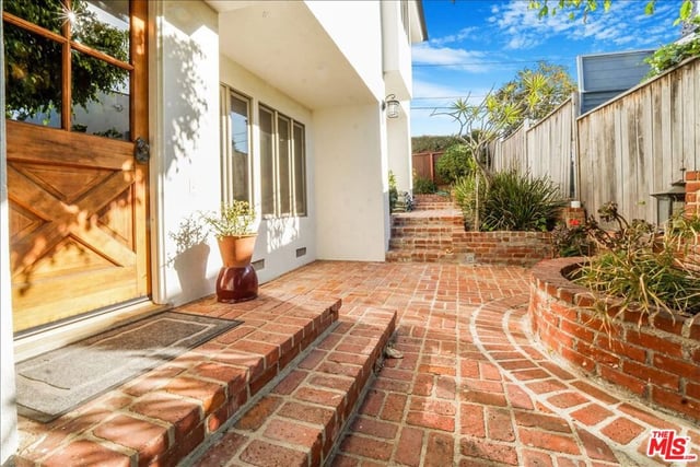 321 N Las Casas Avenue, Pacific Palisades, CA 90272 — photo 12 of 74