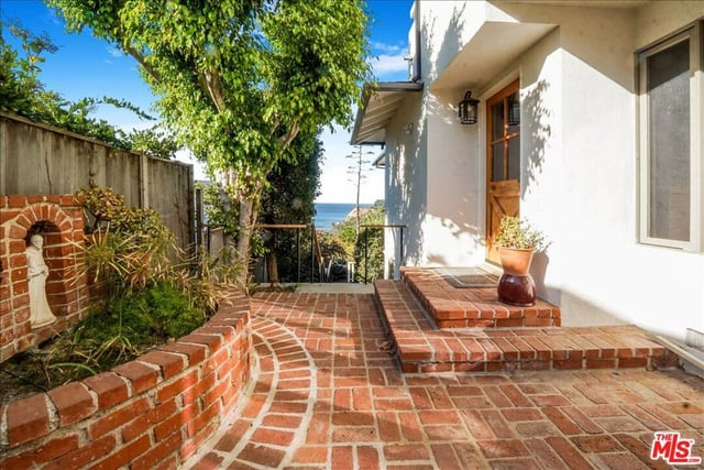 321 N Las Casas Avenue, Pacific Palisades, CA 90272 — photo 13 of 74