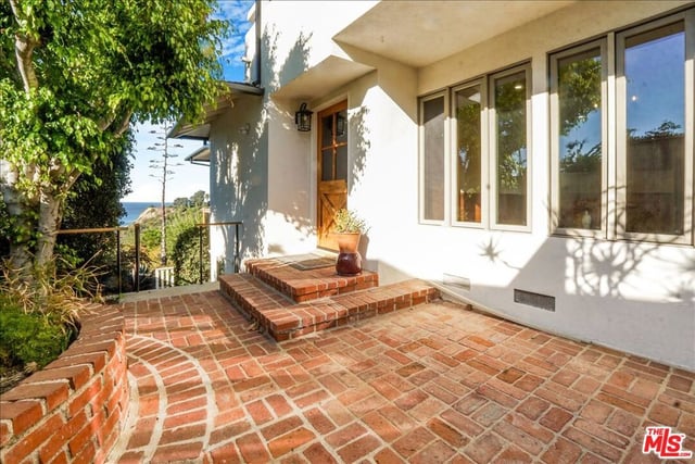 321 N Las Casas Avenue, Pacific Palisades, CA 90272 — photo 14 of 74